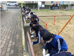 屋外, 人, 草, 若い が含まれている画像

自動的に生成された説明